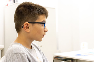 Fototapeta premium Child in the otolaryngologist's office to get a tailor made ear