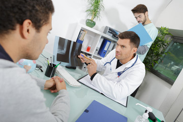 Obraz premium doctor and patient are discussing something