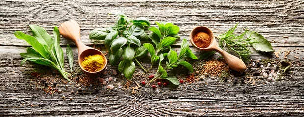 Crédence de cuisine en verre imprimé Aromatique Herbs and spices on wooden board