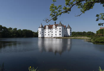 Fototapeta premium Schloss Glücksburg im Schlosssee