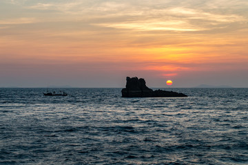 Obraz premium Beautiful tropical sunrise over the ocean in the Andaman sea