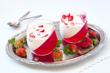 Götterspeise-Dessert mit Joghurt