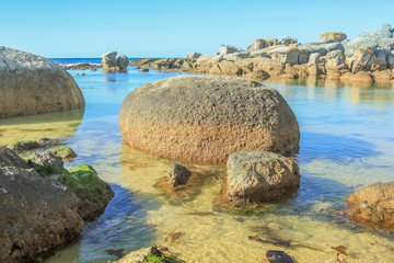 La belle et cachée plage d& 39 Oudekraal avec ses eaux calmes et turquoises, son sable blanc et ses gros rochers, fait partie de la région de Table Mountain au Cap. Cette zone est populaire pour la plongée en raison de la vie marine.