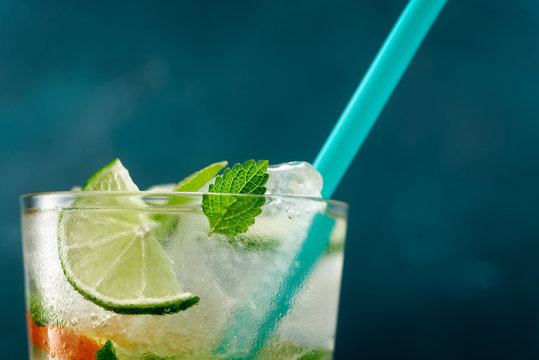 lemonen mit orangen wasser eiskalt mit eisw&uuml;rfel details