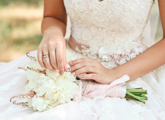 Obraz na płótnie Canvas woman bride holding a beautiful bouquet flowers