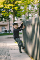 the child looks through the hole in the fence