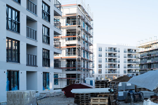 Neue Geb&auml;ude in unterschiedlichen Bauphasen 