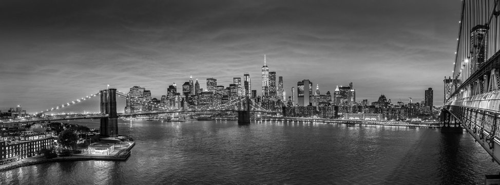 Fototapeta Brooklyn, Brooklyn park, Brooklyn Bridge, Janes Carousel i Lower Manhattan linia horyzontu przy nocą widzieć od Manhattan mosta, Nowy Jork miasto, usa. Panoramiczny obraz czarno-biały.