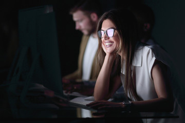 Fototapeta na wymiar close up.smiling business woman working on computer