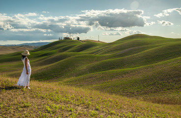 Obraz premium White dressed woman in the tuscan countryside