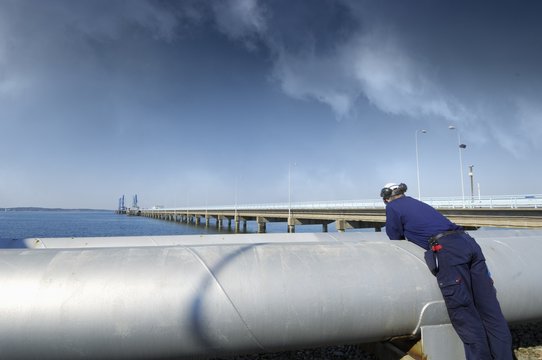 Refinery fuel pipelines