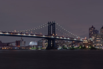 Fototapeta na wymiar Manhattan Bridge on Cloudy Night