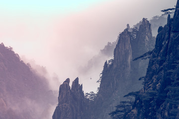 Żółta góra lub Huangshan góry chmury Denna sceneria w Czarny I Biały brzmieniu, prowincja anhui Wschodnich Chin. - 208183238