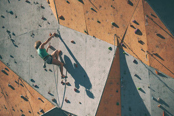 The climber trains on an artificial relief.