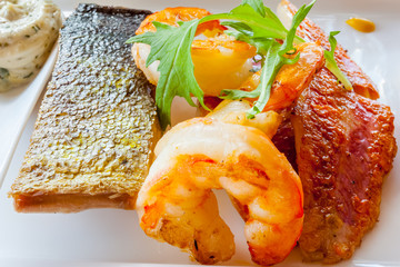 trilogie de la mer, poissons et crevettes grillés, sauce tartare 