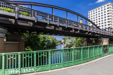 Fototapeta premium Eisenbahnbrücke am Landwehrkanal in Berlin
