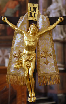 Goldener Christus am Kreuz im Dom St. Petri zu Bautzen