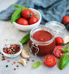 Tomato sauce in a jar