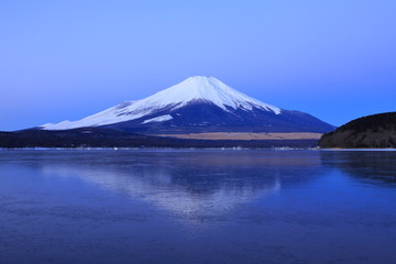 夜明けの富士山、山梨県山中湖にて