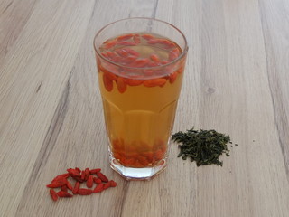 Grüner tee mit goji beeren , kalt heiss genissen