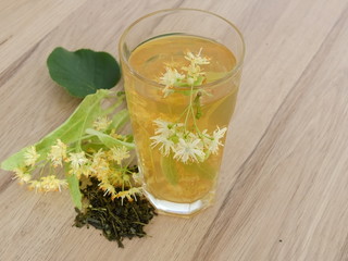 Kr&auml;utertee, Green tee mit frisch lindenbl&uuml;men