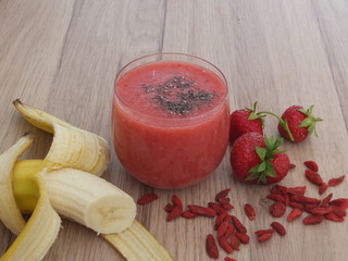 Smoothie, vitamin coctail , rische erdbeer, banan, goji beere, chia samen