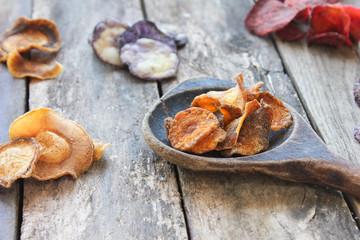 Gemüsechips Chips Gemüse selbstgemacht Holz Löffel rustikal 