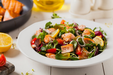 Delicious salad with pieces of grilled salmon.