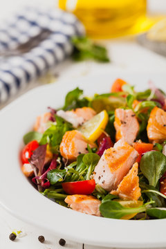 Delicious salad with pieces of grilled salmon.
