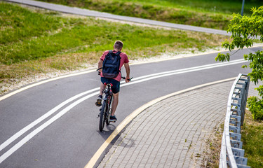 Obraz premium Cyclist ride on the bike path in the city Park 