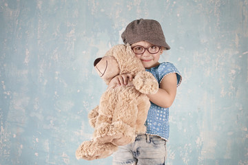 mit dem Teddy kuscheln