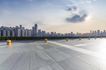 Obraz premium Panoramic skyline and buildings with empty concrete square floor