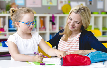 Lehrerin hilft Schülerin beim Lernen