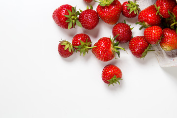 Frische Erdbeeren vor weißem Hintergrund flatlay oben rechts in der Ecke des Bildes 
