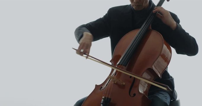 チェロを演奏する音楽家