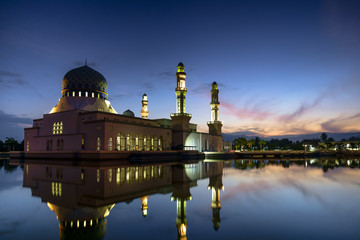 Fototapeta na wymiar Kota Kinabalu Mosque, Malaysia