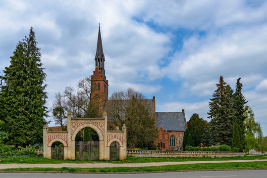 Der Kirchhof und die denkmalgesch&uuml;tzte Dorfkirche in Basedow werden von einer Ziermauer umfasst
