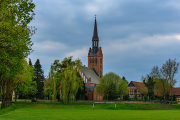 Fototapeta na wymiar Die historische Dorfkirche Basedow liegt unmittelbar neben einem Sportplatz (Ansicht von Nordosten)