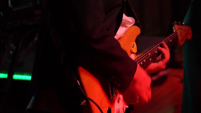 The guitar player plays on the guitar scene. The video is a great guitar and hand plan. Beautiful sound