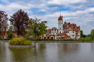 Fototapeta na wymiar Märchenhaft: das mehrfach umgestaltete und erweiterte Schloss Basedow steht unter Denkmalschutz