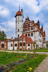 Fototapeta na wymiar Ein Prunkstuck norddeutscher Profanarchitektur: das denkmalgeschützte Schloss in Basedow, Ansicht von Süden