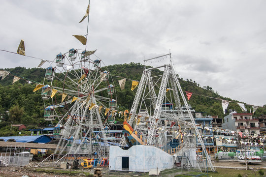 Vergnügungspark mit Riesenrad in Pokhara, Phewa