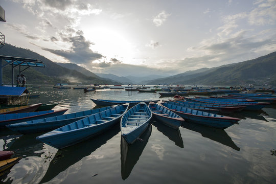 Boote vor See: Pokhara