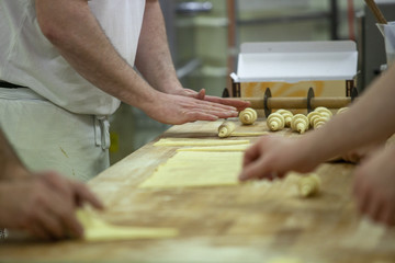 Croissants drehen in Backstube