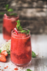 Cocktail Vin Rosé, Granité de Fraise, Fraise et Menthe