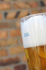 bier bierglas eichstrich füllstrich alkohol gegenlicht sonne biergarten