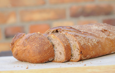 Brot Wallnussbrot dunkles Bort aufgeshcnitten mit Deko abendessen