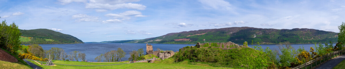 Fototapeta na wymiar Panorama der Ruinen der Burg Urquhart am Loch Ness in Schottland