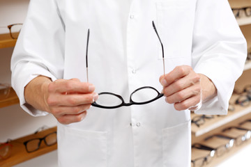 Optometrysta.
Optometrysta dobiera oprawy okularowe w salonie optycznym.
 - obrazy, fototapety, plakaty