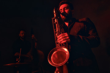 Obraz na płótnie Canvas Jazz band performs at the club